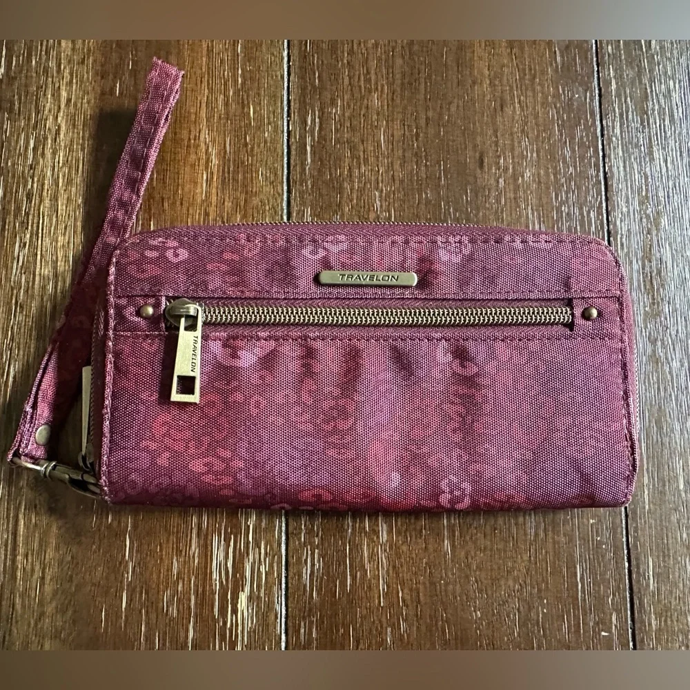 NWOT Travelon wallet